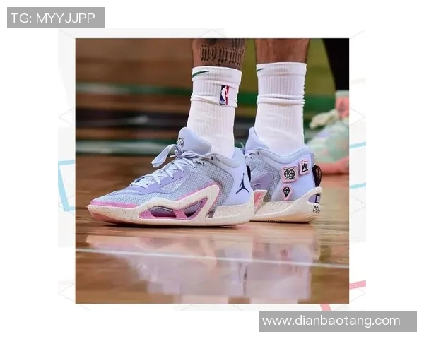 球星上脚高帮足球鞋引领潮流 时尚与性能完美融合